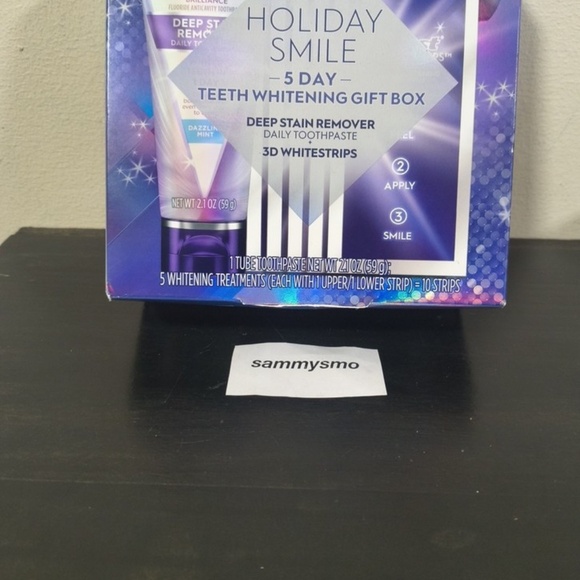 Crest 3D White Brilliance holiday smile teeth whitening gift box Toothpaste Mint - Picture 2 of 6